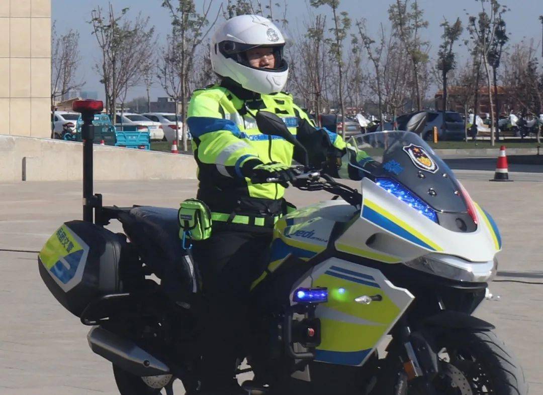 整齐划一警灯闪烁126辆杰迪警用摩托车交付兵团交警