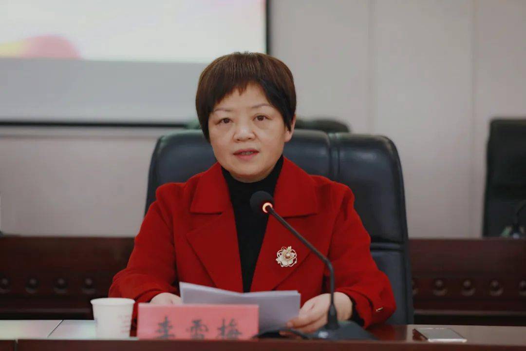 市委组织部副部长李文华作宣讲报告,新区党工委书记李雪梅主持