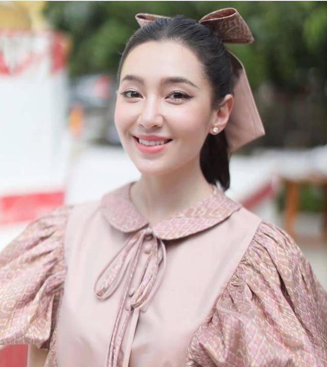 泰星bella与19岁peak新剧上演绝美姐弟恋,抱萌娃遭催生!