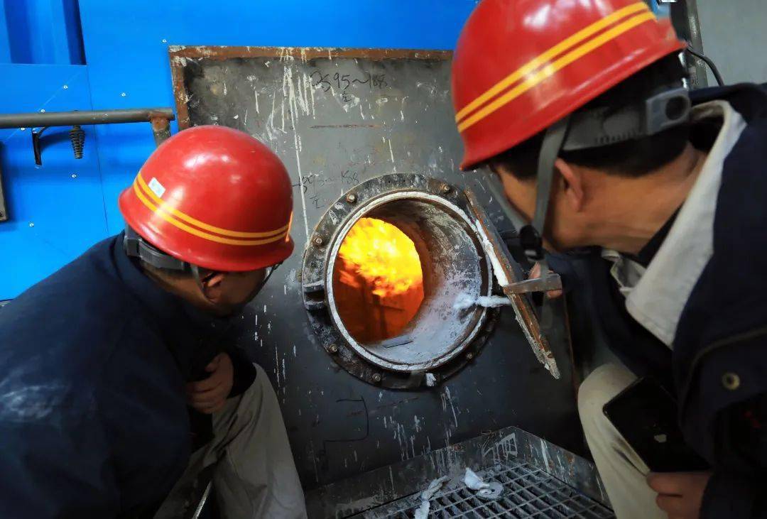 山钢这家公司首台双超锅炉点火烘炉