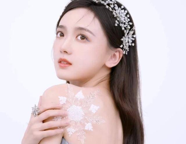 kpl灵儿晒学生jk服舞蹈太显年轻真实年龄是个谜18岁都信