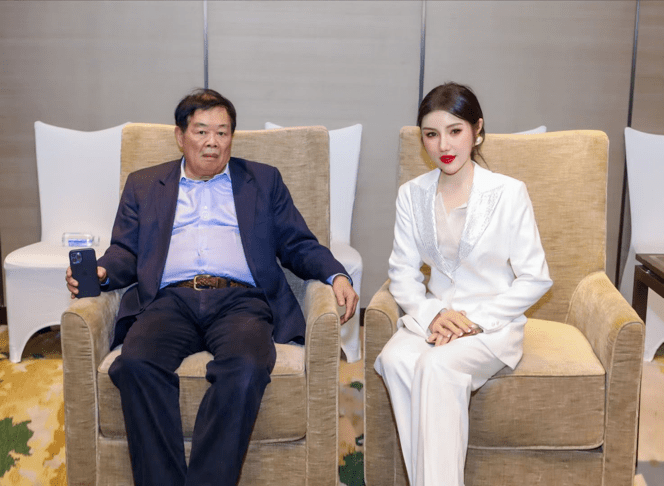 刘敏董事长与曹德旺董事长合影留念为弘扬企业的社会责任感,倡导企业