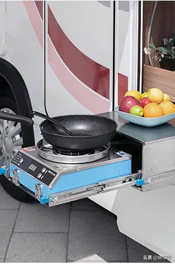 户外厨房可选卡式炉或柴油炉,搭配外部取水口,调料架,外置置物板等