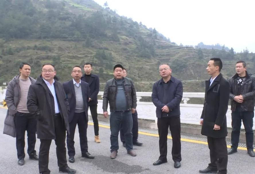 调研中,游美昆一行先后来到大塘镇雷公山隧道口河道