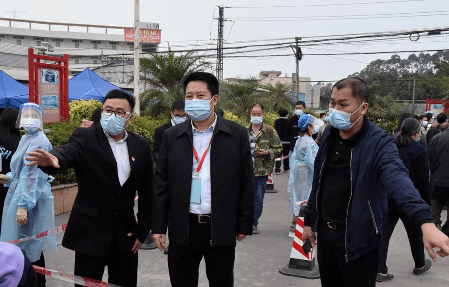 当天早晨,沙田镇党委书记贾贵斌等领导,深入核酸采样点督导全员核酸