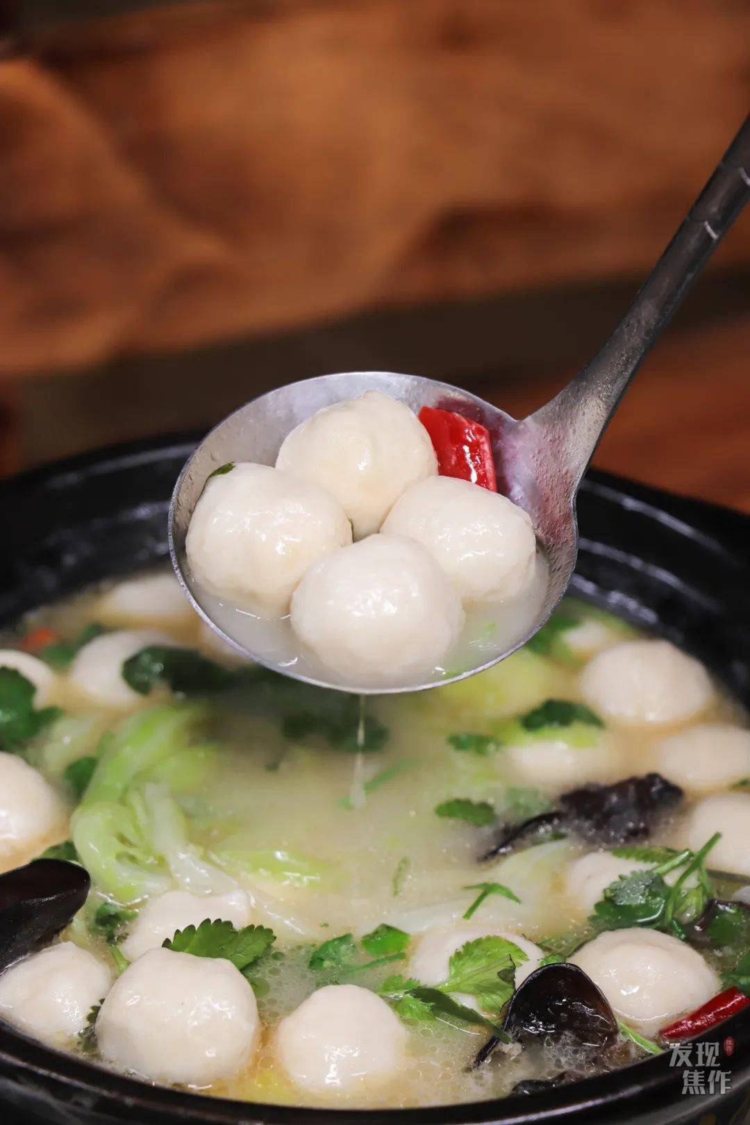 鱼丸砂锅鲜味很浓,一个个小鱼丸可爱诱人.