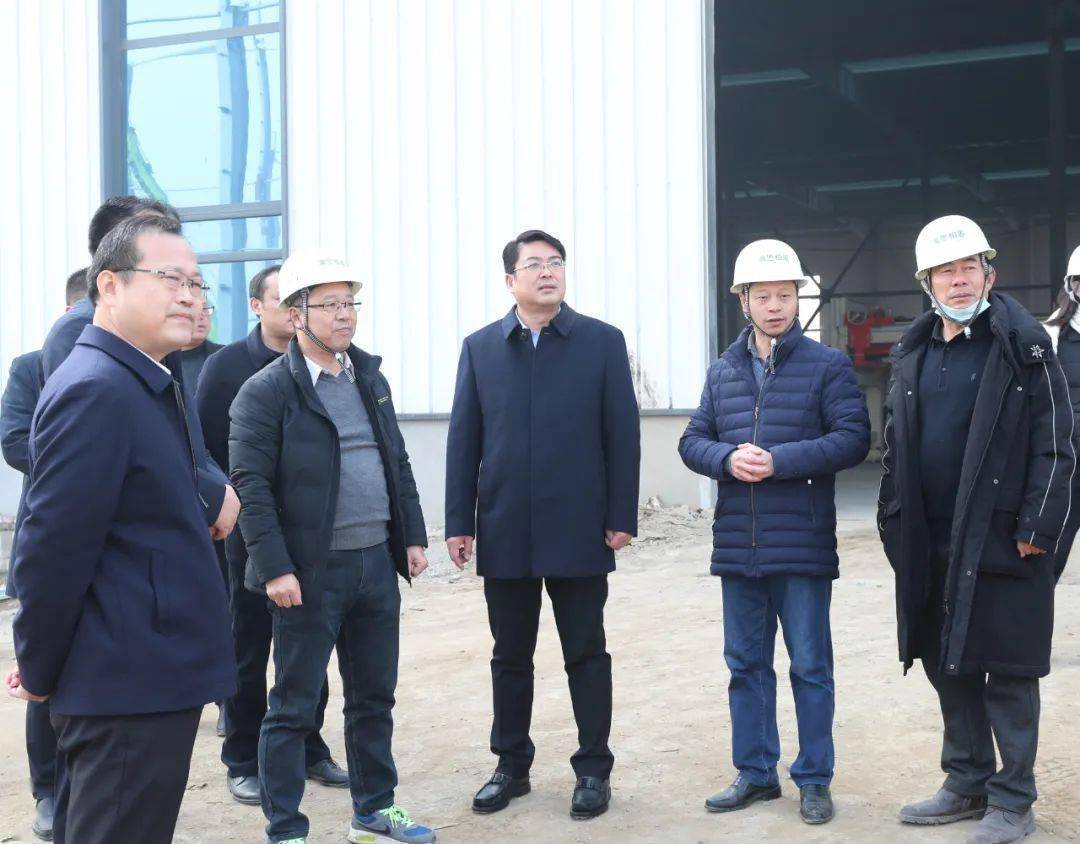 12月15日上午,市委书记曹智率领有关部门负责人专题调研全市重大产业