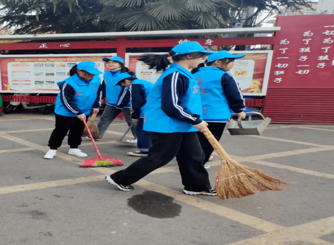 凤台二中开展小手拉大手文明齐步走活动