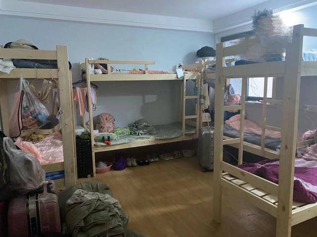 上海群租房实探1套房塞满30张床30人共用1个卫生间