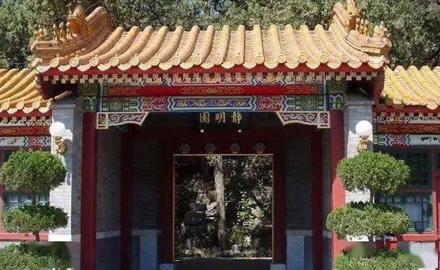 清康熙十九年将原有行宫,寺庙翻修扩建,改名"静明园",即老北京"三山五