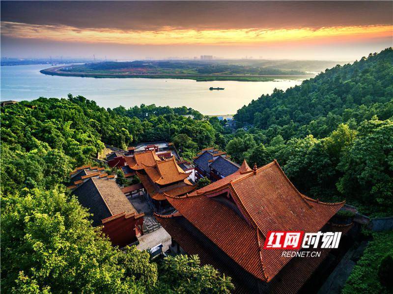 昭山好一组山市晴岚图