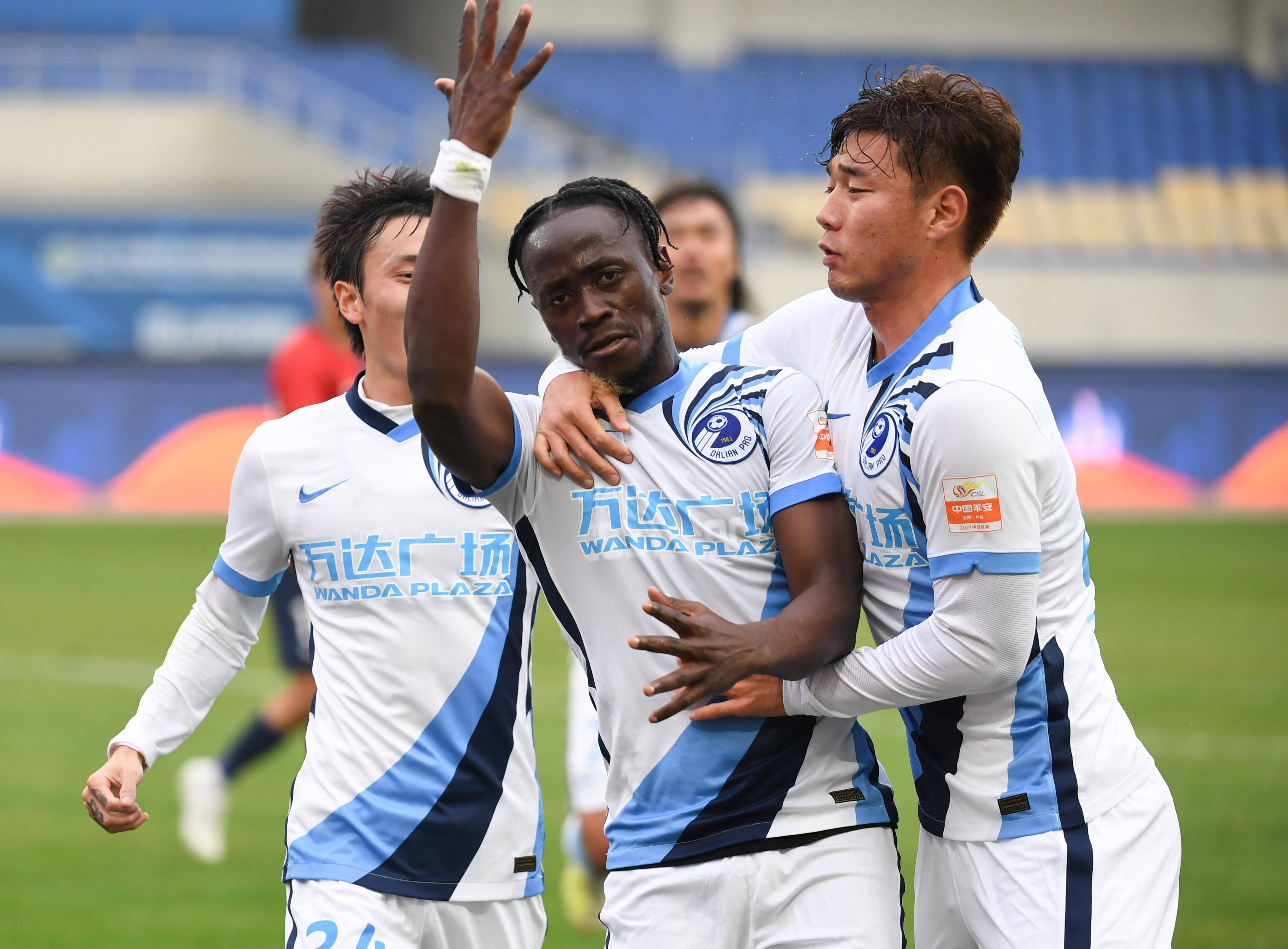 足球——中超:大连人胜重庆两江竞技_比赛_新华社_江苏