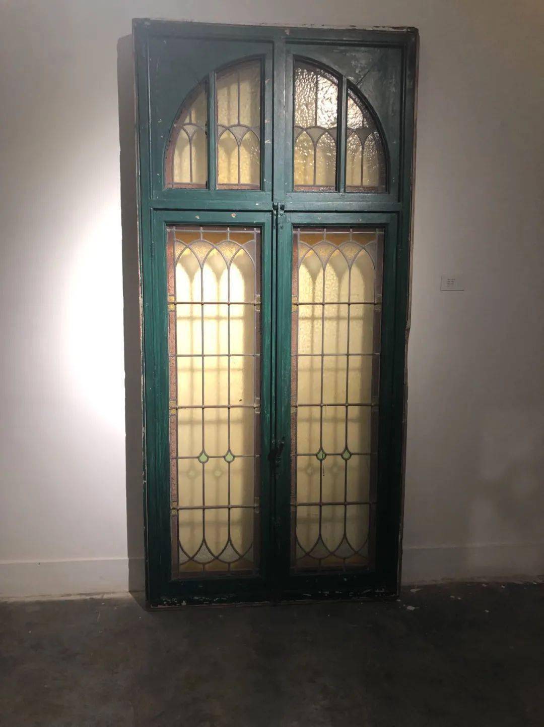 梦探迷境，解读梦见好多扇铁门打开的深层含义