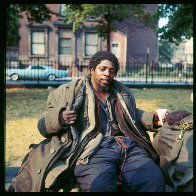 老照片 70年代美国纽约的流浪汉 不少是黑人_因为_sepp_一个人