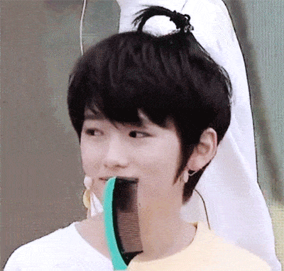 宋亚轩的各种小啾啾合集 笑起来的时候甜分超标了 想rua一把