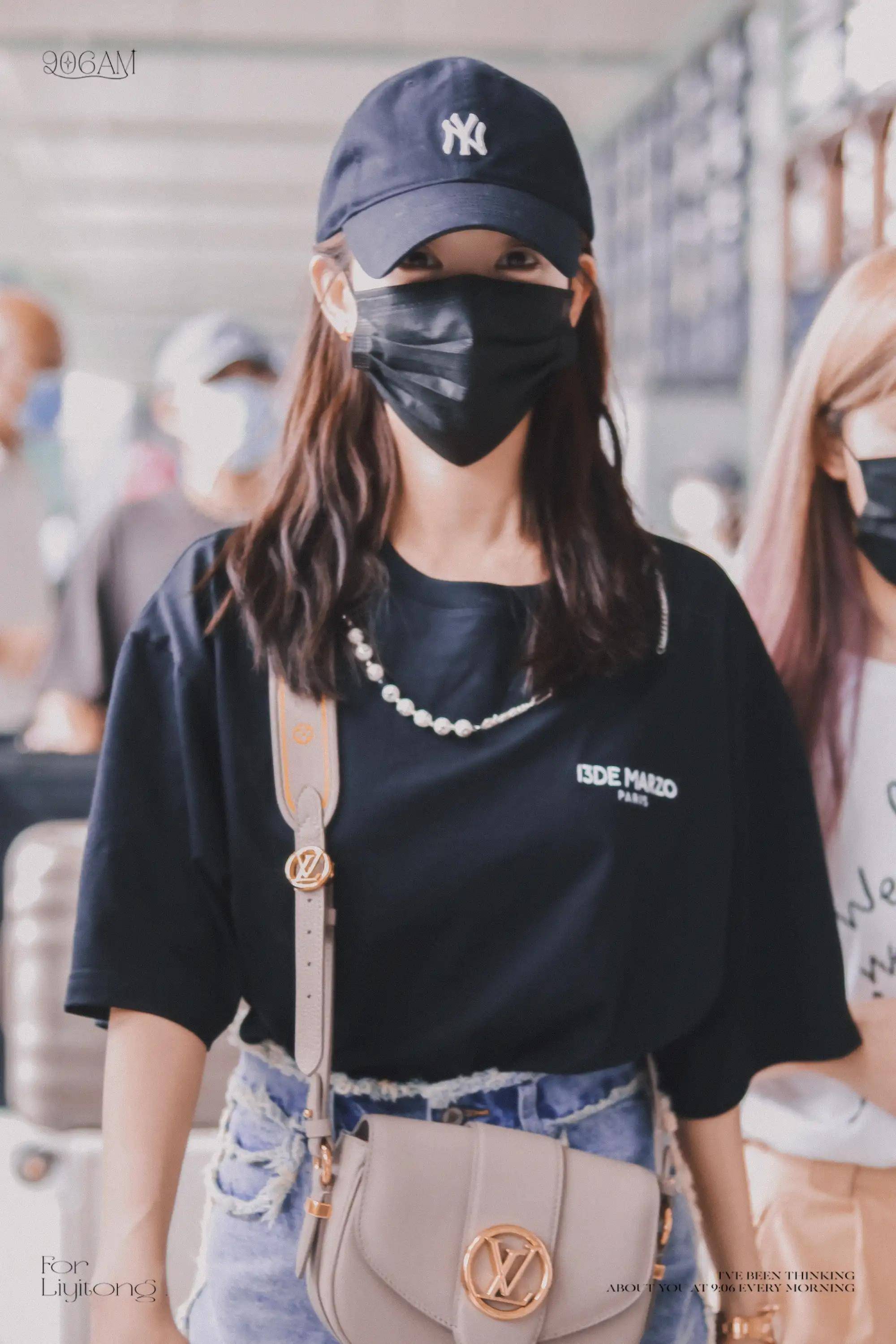 李一桐机场私服秀,棒球帽加黑t恤,蛮休闲的_李一桐_棒球帽_机场