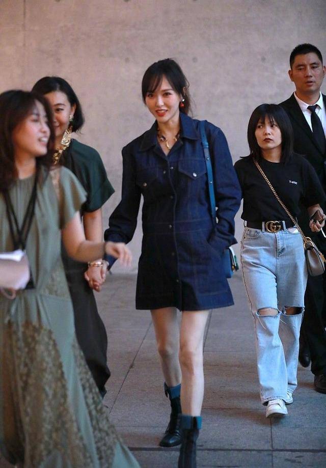 唐嫣官宣怀孕后首晒照穿娃娃领打扮清纯素颜瓜子脸气色超好
