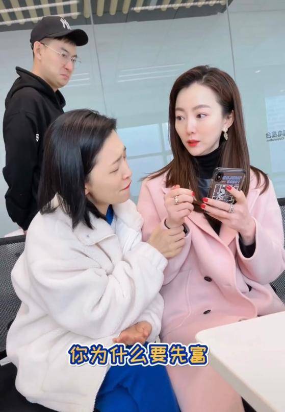 安徽台一姐余声近照,与大9岁主持人马滢同框显老,手上钻戒亮了_视频