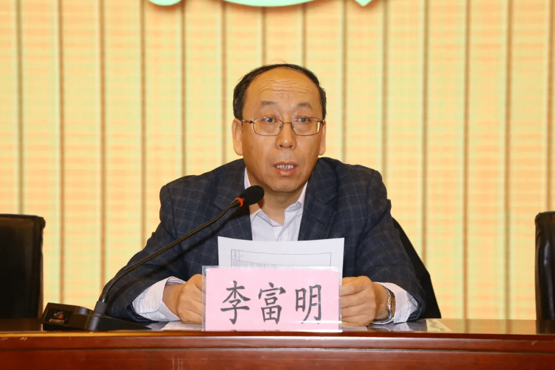 李富明副书记对王雪丽同志在附中的辛勤工作表示认可,对柳成文同志的