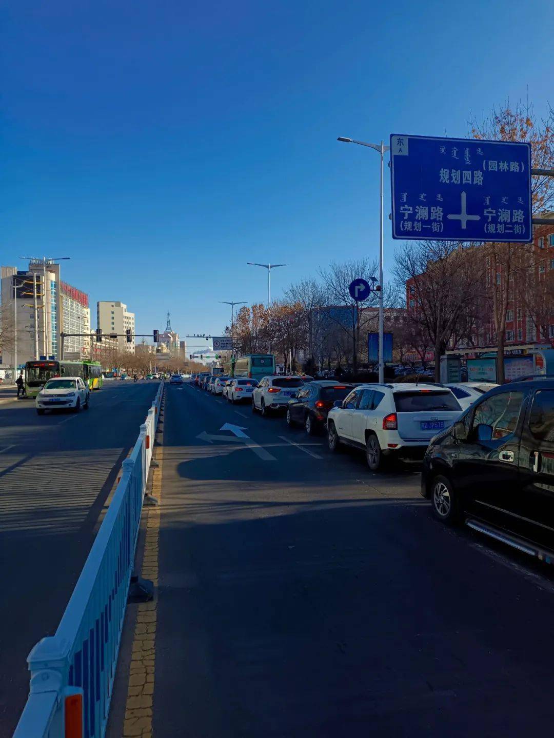 红山区解放街罗过桥南口新增一条直行车道,增加直行通行效率该路口