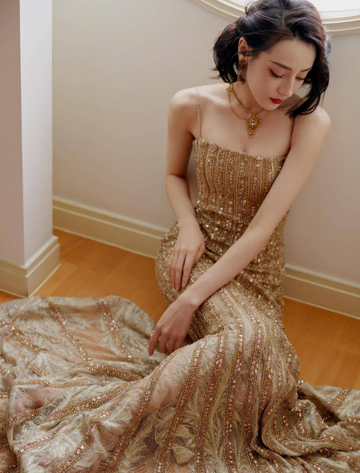 迪丽热巴气质感真绝了,穿香槟色亮片裙显高又显瘦,美得让人心动_好