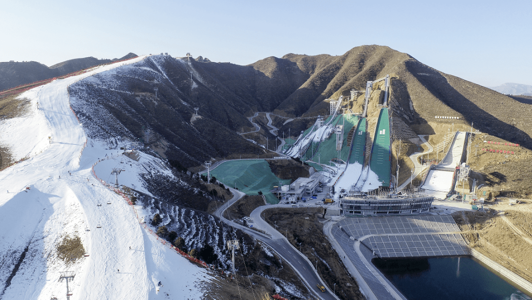 据介绍,涞源国家跳台滑雪训练科研基地项目,是2022年北京冬奥会三大