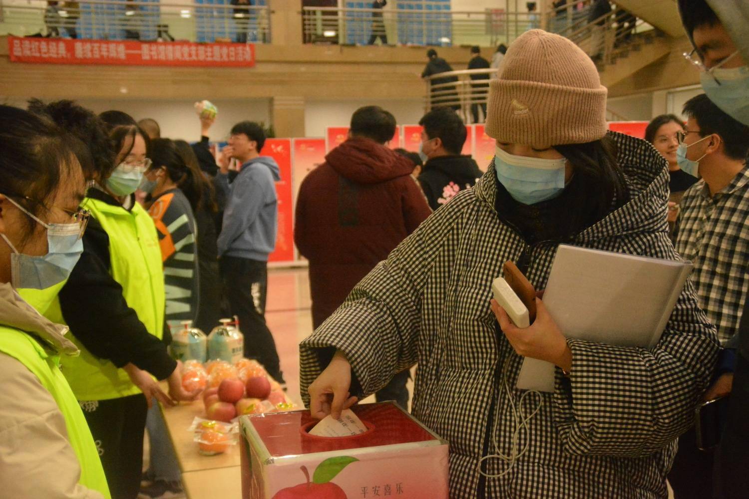 毕业生|实力宠爱！东北农业大学为考研学子发放“水果福卡”