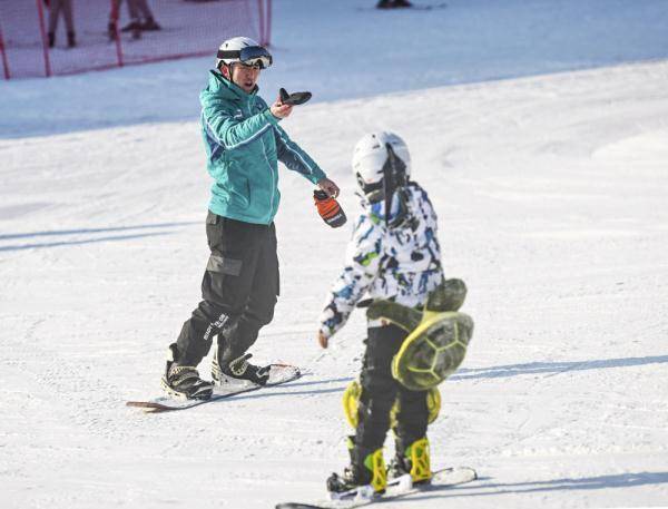 极地|走近冬奥丨民宿老板“变身”滑雪教练