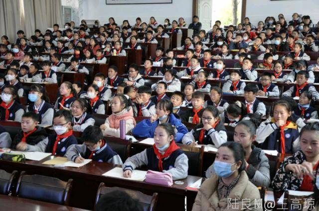 陆良县文化小学举行第二届"品味经典诗词传承中华文化"诗词大赛