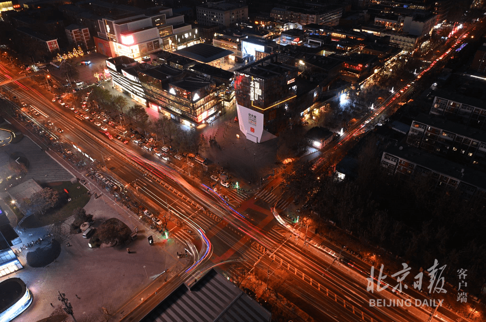 他所称赞的地方是京城的潮流风向标——三里屯太古里门前的大十字路口