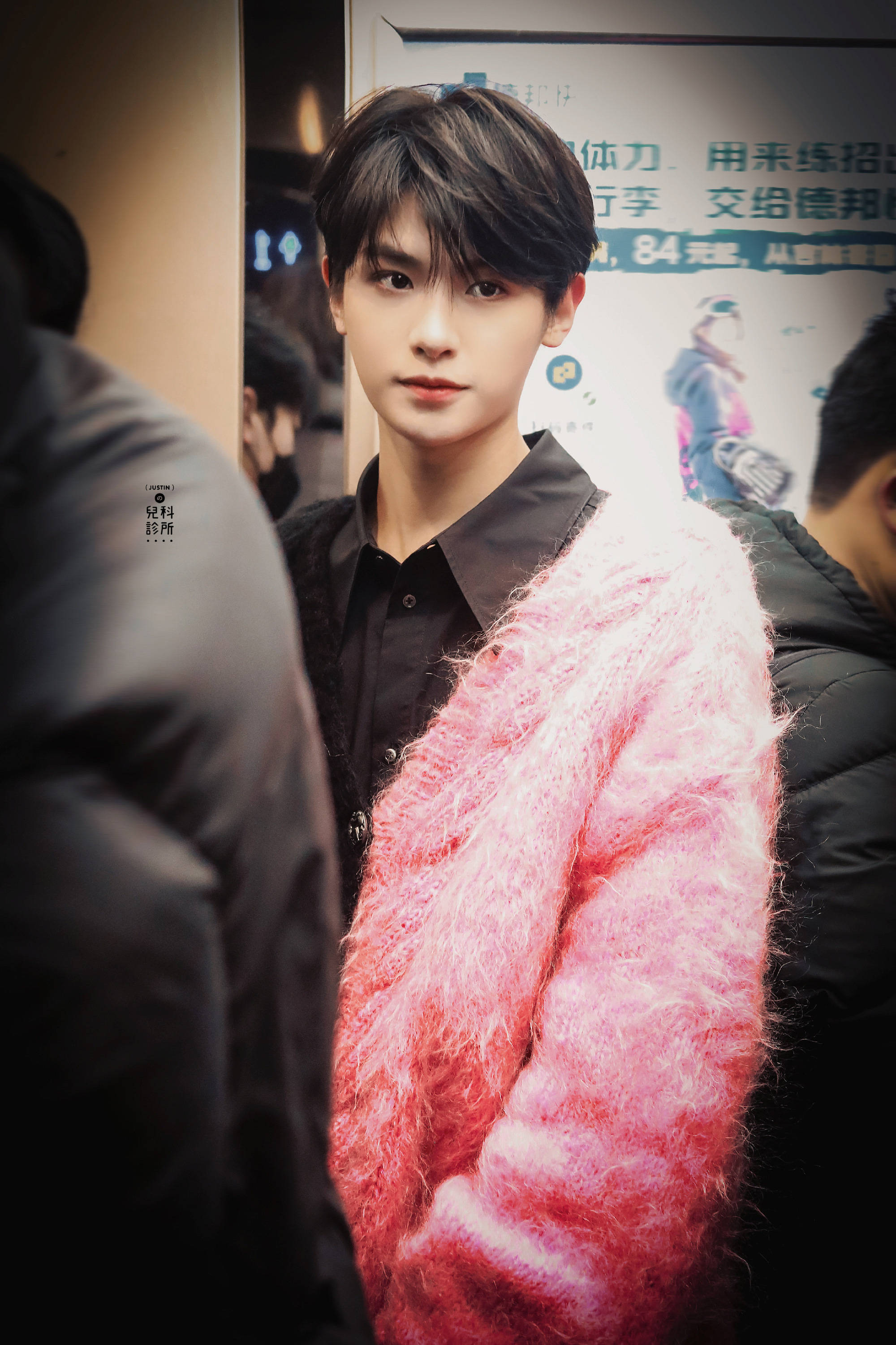 黄明昊 下班 黑粉拼色开衫,时尚个性~ 小贾的眼神好苏 !