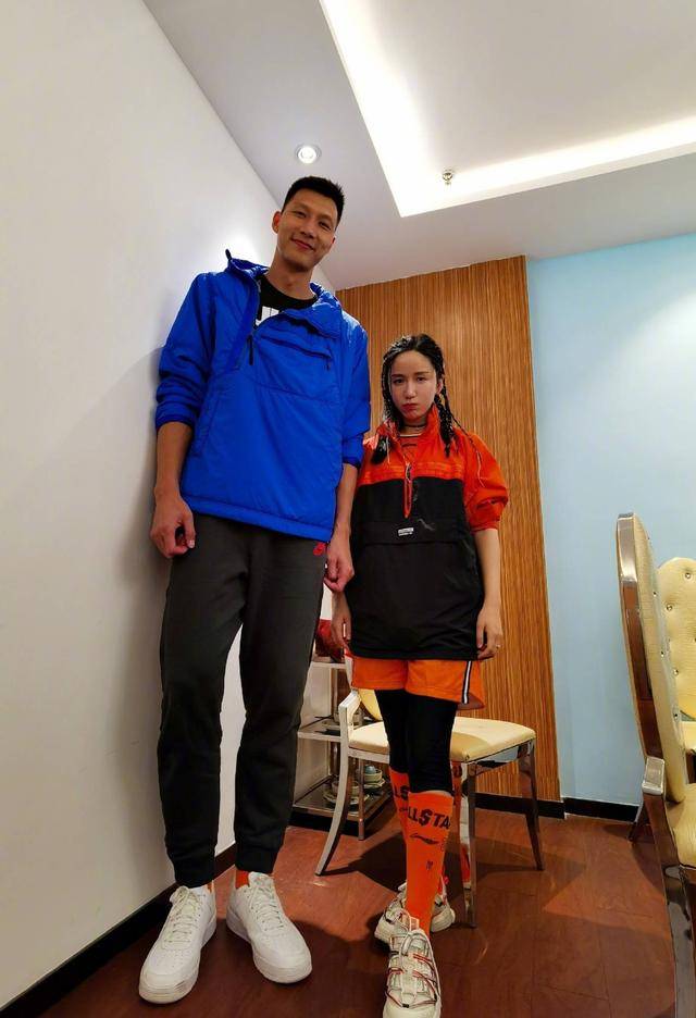 娄艺潇为追上易建联45cm身高差一身嘻哈脚踩凳子细节暴露素质