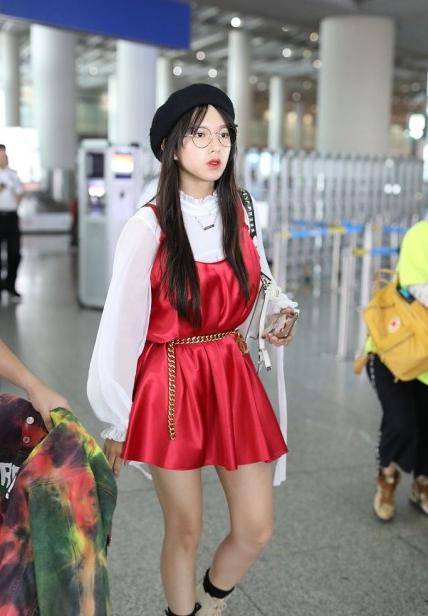 程潇真是仗着肤色白穿红色短裙秀美腿私下里看着真挺嫩的