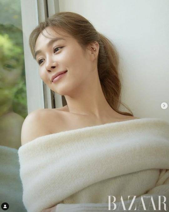 韩国女歌手玉珠贤拍杂志写真秀完美比例身材