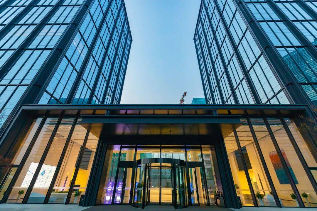 立足产业集群吸引阿里巴巴等500余家实力名企进驻开发海信大厦,创智谷