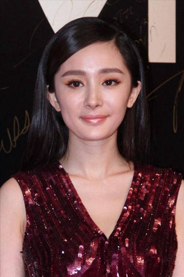 杨幂无修近照状态好真实,妆容精致也显老气,橙色眼影好突兀_红色_亮片