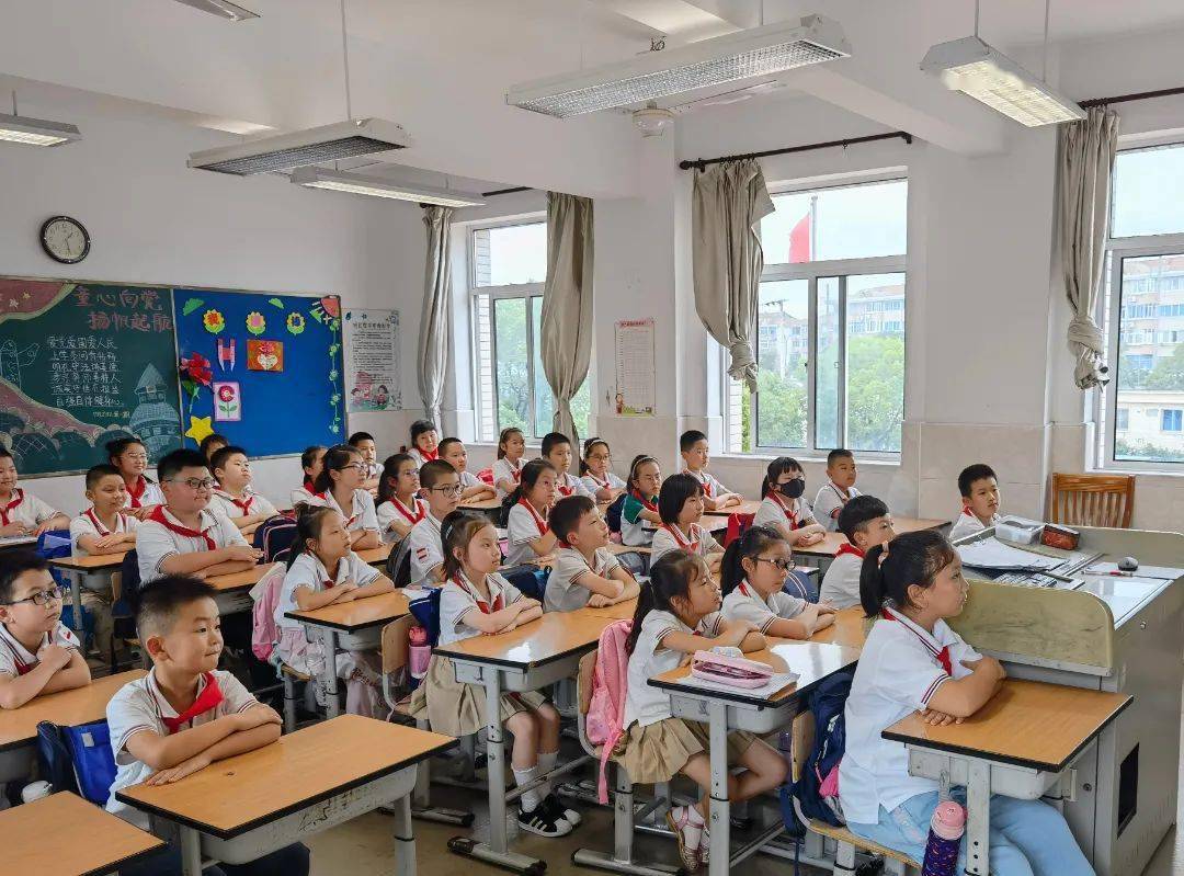 西门小学五4中队的三名队员代表为为大家介绍了崇明岛的英雄事迹以及