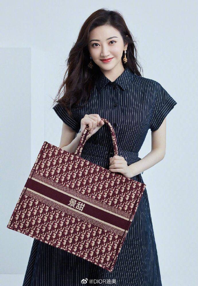 angelababy代言dior名牌包上印上中文名