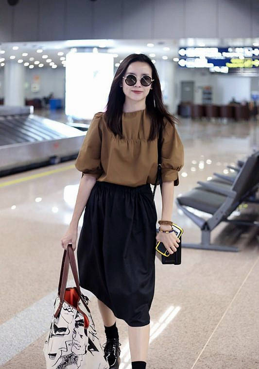 董洁也太随性,穿深蓝色夹克搭灰色休闲裤,照样穿出气质!