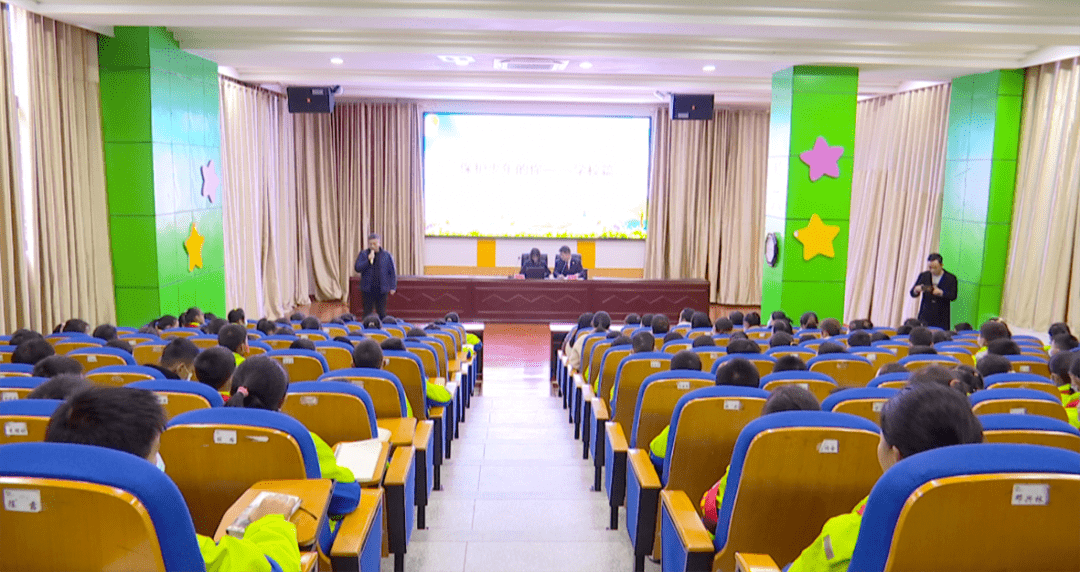 近日,保利小学开展法制宣讲活动,邀请了遵义市人民检察院员额检察官