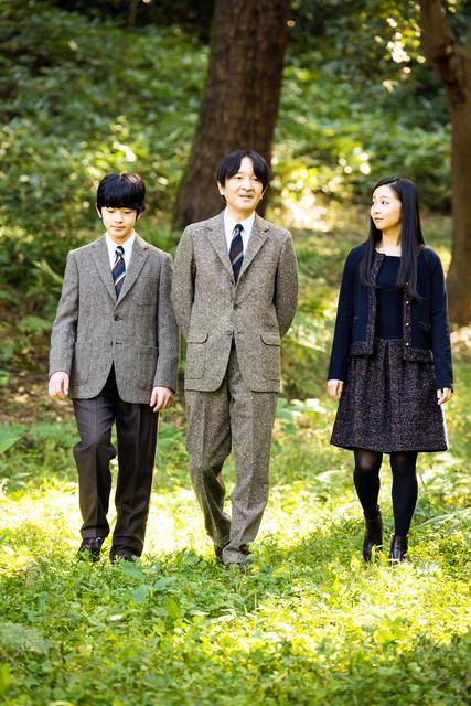 日本文仁亲王过生日15岁独苗小王子亮相佳子公主穿小香风好美