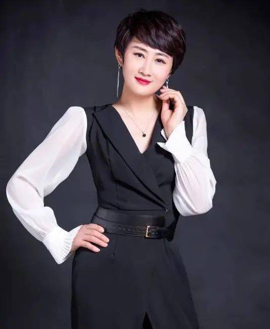 《娜娜法律讲堂》创始人90后律师 普法宣讲践行者朱娜娜 | 主持团队