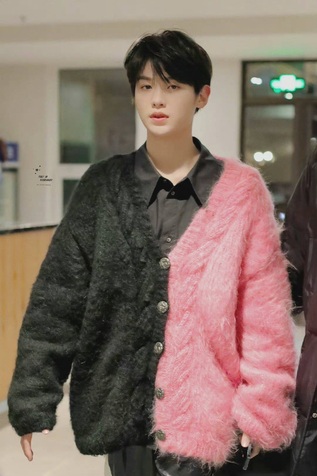 黄明昊 下班 黑粉拼色开衫,时尚个性~ 小贾的眼神好苏 !