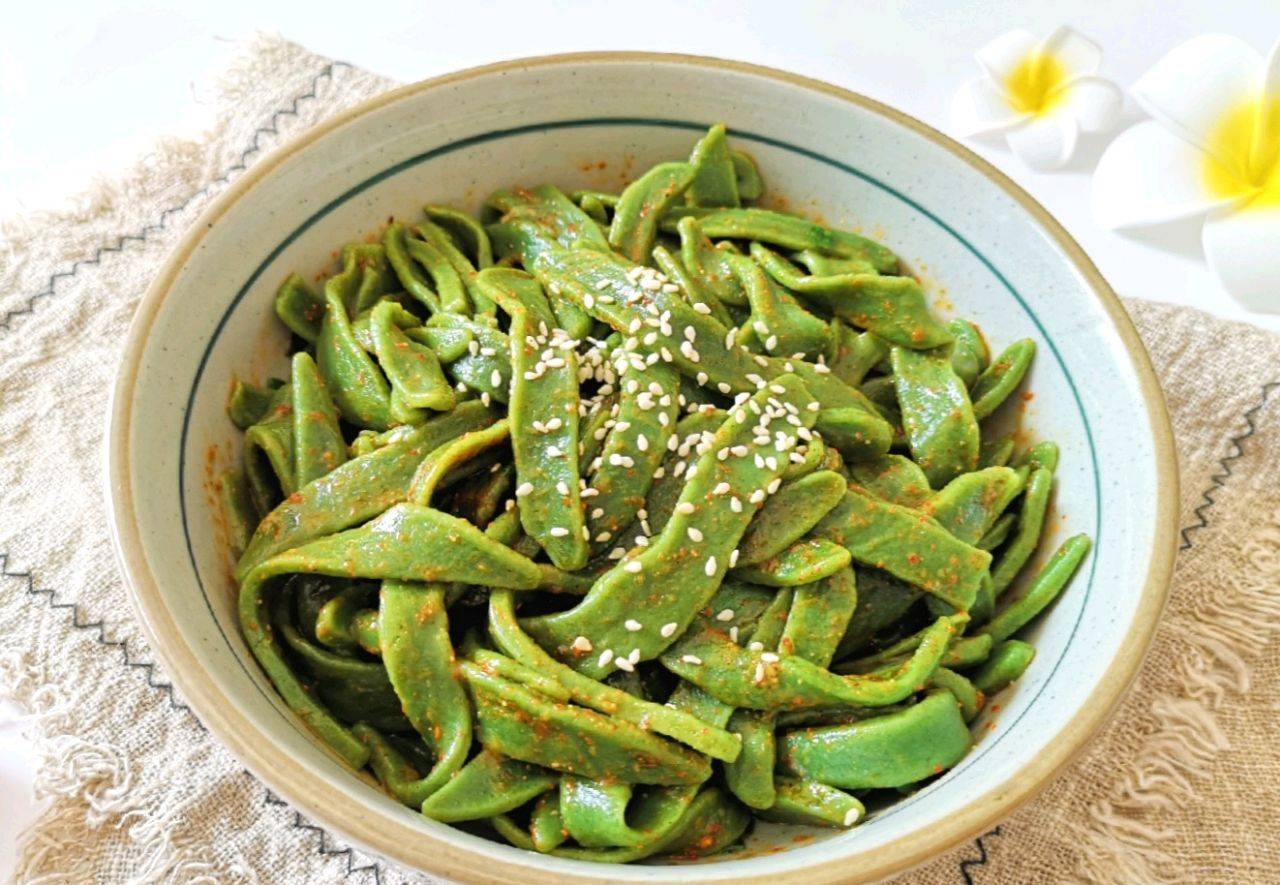 自制驴蹄子菠菜面爽滑筋道做法不难在家也能吃到的特色小吃