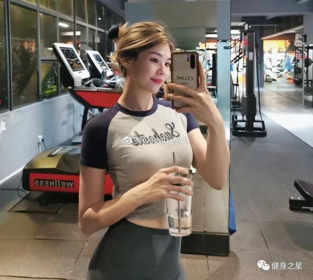 27岁的广东女健身教练身材健美有型路上回头率十足