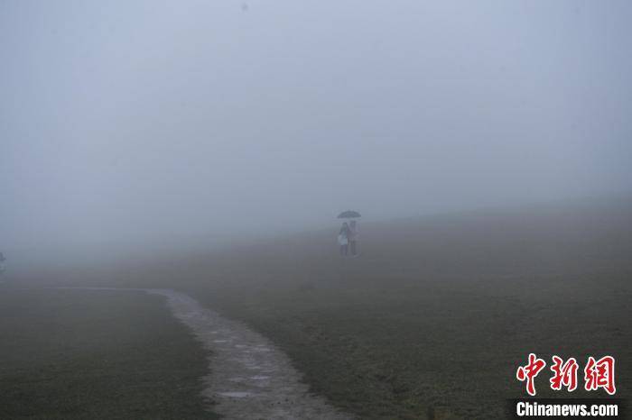 武隆仙女山|雨雾天气笼罩重庆仙女山 呈现朦胧美