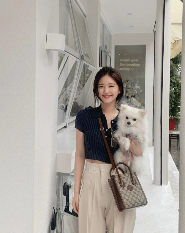 赵露思晒元气日常照开领针织衫彰显淑女气质发丝凌乱活泼灵动