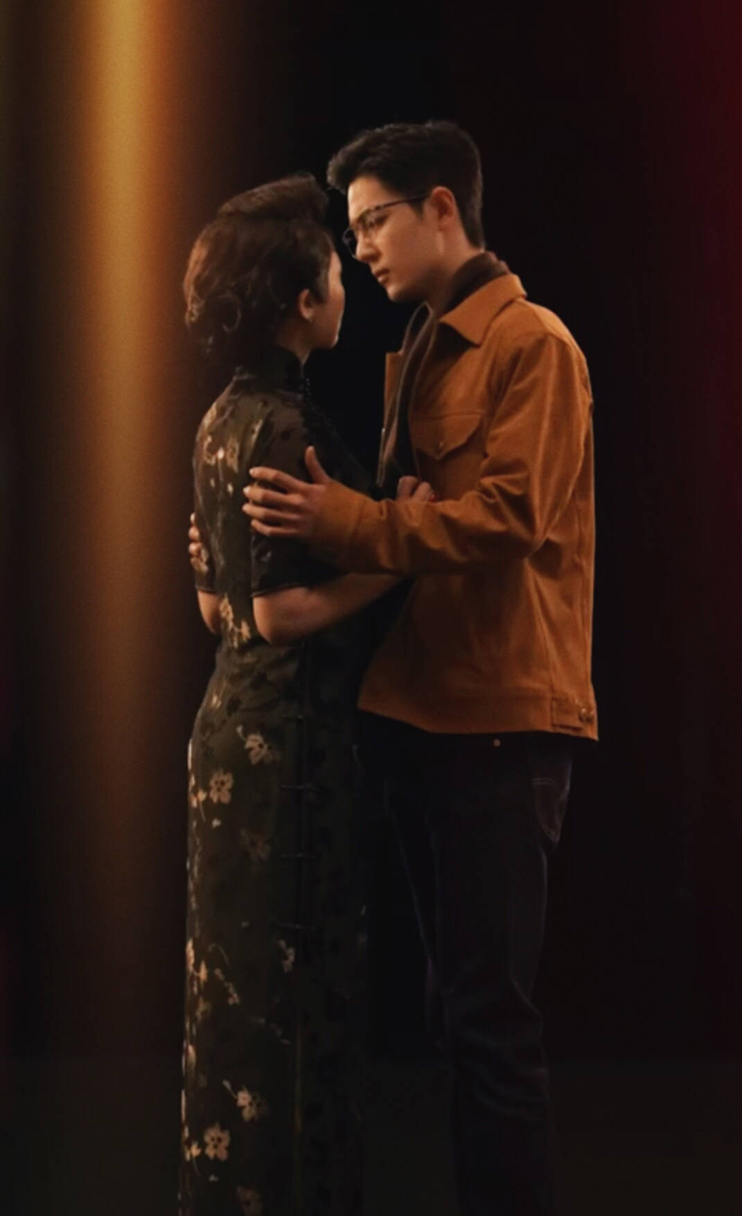 52岁许晴与肖战吻戏曝光许晴穿旗袍秀性感火辣身材腰臀比绝了