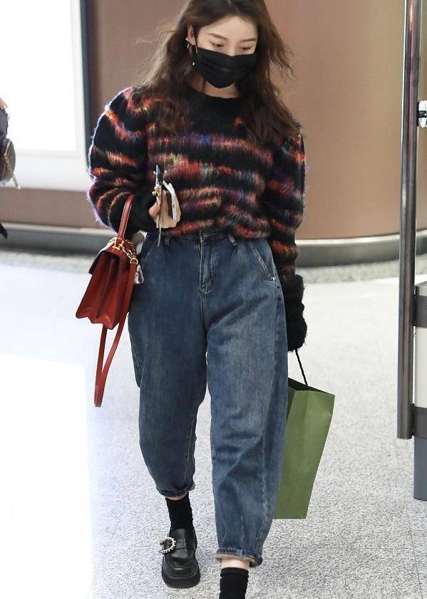 姜贞羽彩色毛衣搭牛仔裤露小腿 环抱捧花笑意盈盈_小腿_姜贞_牛仔裤