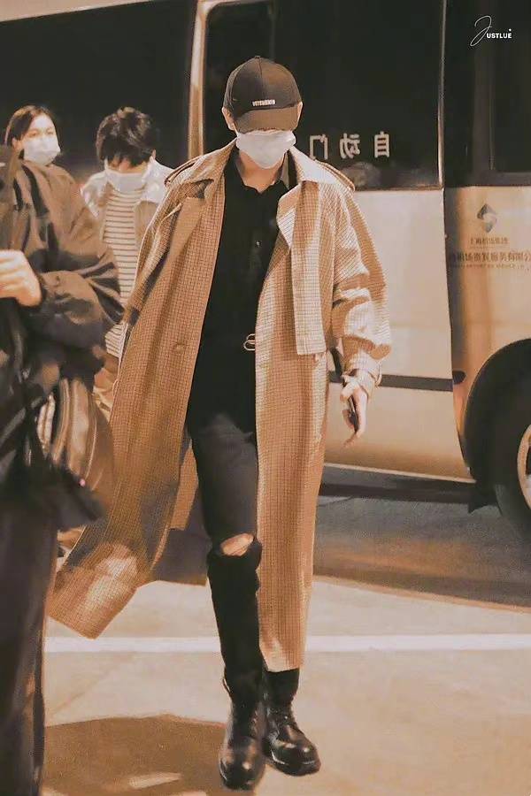 很喜欢丁程鑫的机场私服 大多是黑白灰的色调 但是穿的很有质感
